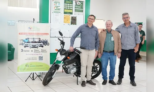 Padre da Catedral de Apucarana ganha moto em campanha solidária