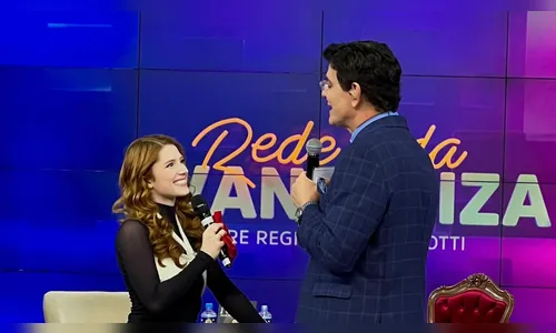 Catarina Estralioto se apresenta no Evangeliza com Padre Manzotti