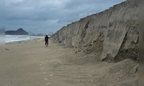 Ressaca em praia do Paraná cria paredão de areia com mais de 2 metros