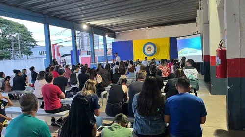 Prefeito durante reunião com a comunidade escolar