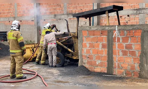 Trator pega fogo em barracão de materiais de construção em Apucarana