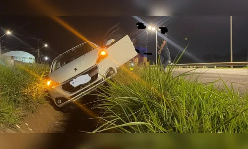 Motorista de Peugeot cai em valeta na BR-369 em Apucarana