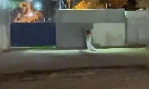 Mulher vestida de noiva é filmada em frente a cemitério e intriga moradores