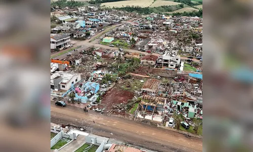 Vídeos e fotos aéreas mostram como ficou cidade após tornado no PR