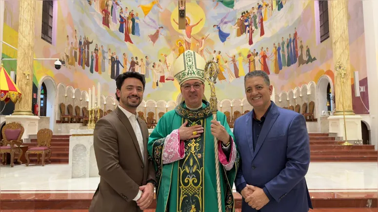 Prefeito Rodolfo Mota (União), bispo Dom Carlos José e deputado Cobra Repórter (PSD)