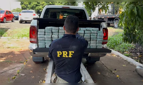 PRF apreende 82 kg de pasta base de cocaína em fundo falso de caminhonete em Cambé (PR)