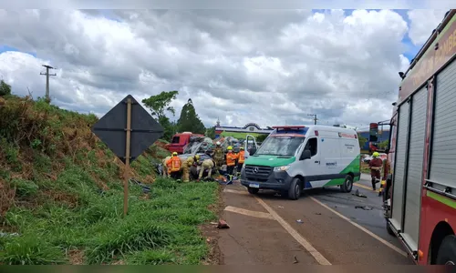 Colisão entre HB20 e carreta deixa feridos na BR-376 em Califórnia