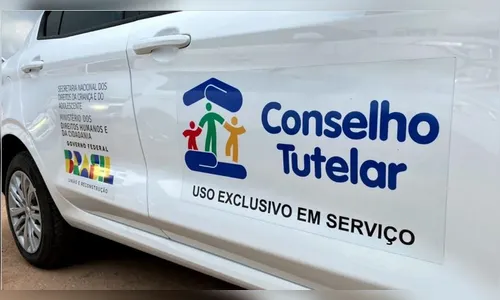 Homem bate moto em traseira de caminhonete e abandona filho ferido