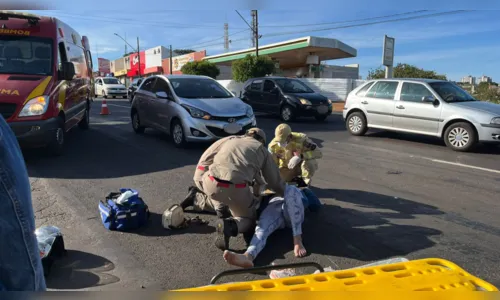 Mulher fica ferida em colisão entre carro e moto na Av Minas Gerais