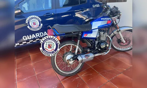 Motociclista foge pela calçada e é preso com veículo adulterado