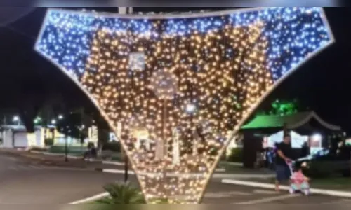 Cidade chama atenção com calcinha iluminada com as luzes de Natal