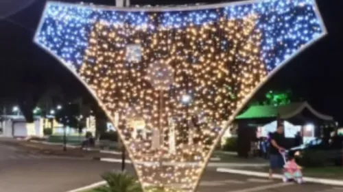 A peça, no entanto, não é um acidente de decoração, mas uma homenagem intencional à principal atividade econômica do município, reconhecido como um dos maiores polos de confecção de moda íntima da região