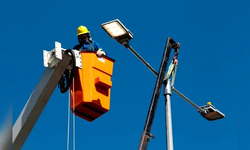 Cambira inicia substituição de 150 lâmpadas da iluminação pública