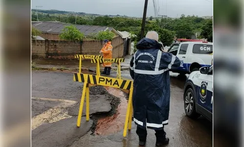 GM interdita rua no Jardim Catuaí após buraco se abrir com a chuva