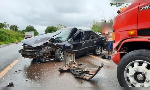 Carro bate de frente com caminhão em Jandaia do Sul na BR-369