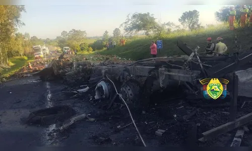 Motorista morre em colisão entre carretas na PR-092, em Guapirama