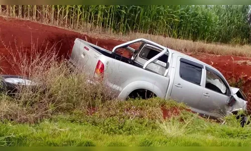 Caminhonete cai em caixa de contenção e motorista é levado ao hospital