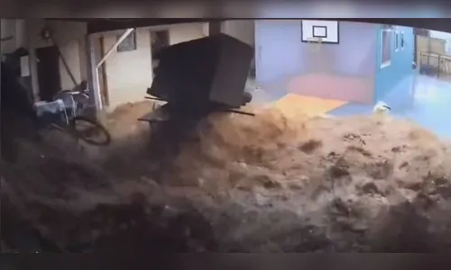 Enxurrada derruba muro e mulher escapa por pouco no PR; veja vídeo