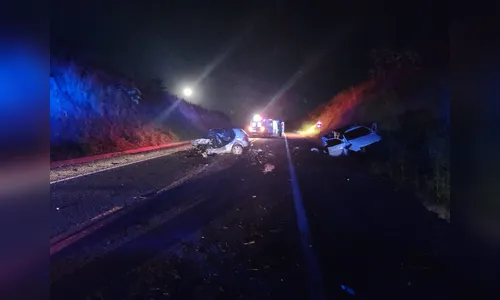 Colisão frontal na BR-272 deixa dois mortos e dois feridos em Goioerê