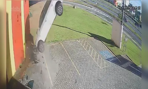 Motorista sobrevive após carro cair de viaduto no PR; veja o flagrante