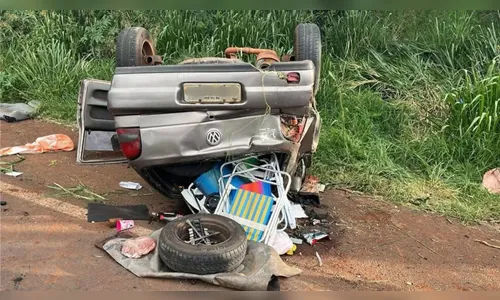 Carro com oito ocupantes capota e deixa quatro irmãos feridos no PR