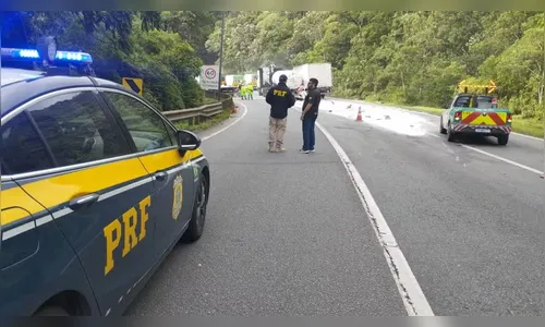 Acidente grave entre três caminhões deixa um morto e bloqueia BR-376