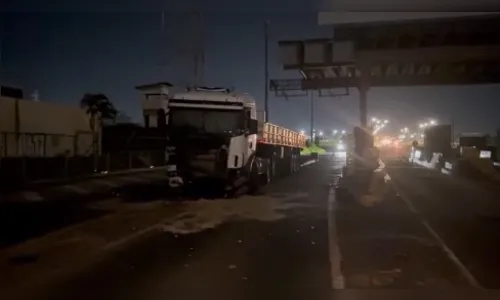 Caminhão sobe em mureta da praça de pedágio entre Arapongas e Rolândia