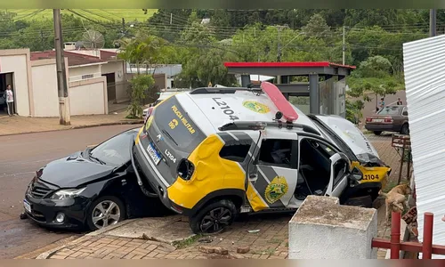 Viatura da PM atinge carro, ponto de ônibus e portão no Paraná