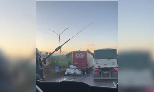 Carro é prensado entre carretas e três pessoas morrem na BR-376