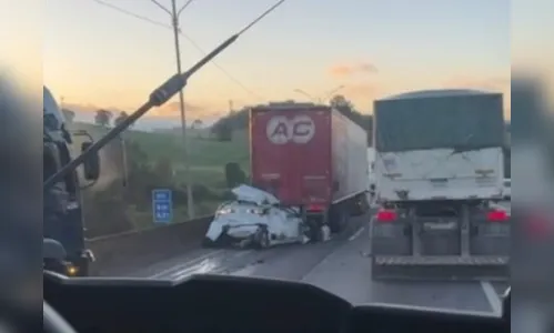 Carro é prensado entre carretas e três pessoas morrem na BR-376