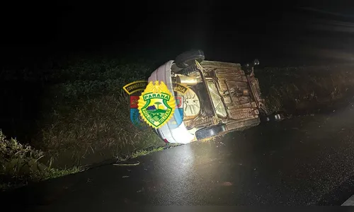 Carro capota na PR-986 em Rolândia durante madrugada chuvosa