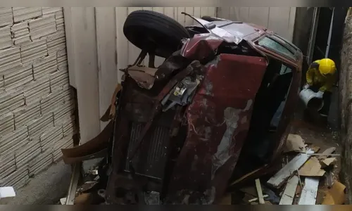 Carro invade e destrói casa em SC enquanto moradores dormiam