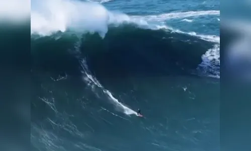 Surfista brasileiro quase se afoga em onda gigante em Portugal; veja