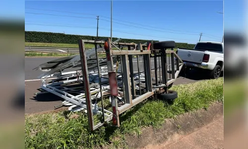 Vento forte tomba reboque de caminhonete na BR-369, em Apucarana