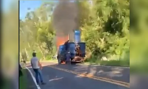 Caminhão boiadeiro é atingido por incêndio na PR-317; veja vídeo