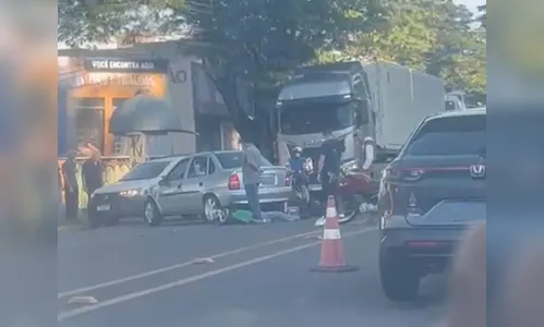 Dupla fica ferida após colisão entre carro e moto em Apucarana