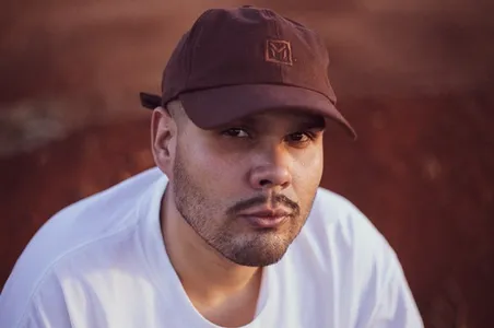 Arapuca é o primeiro disco solo de MPB do cantor Assis