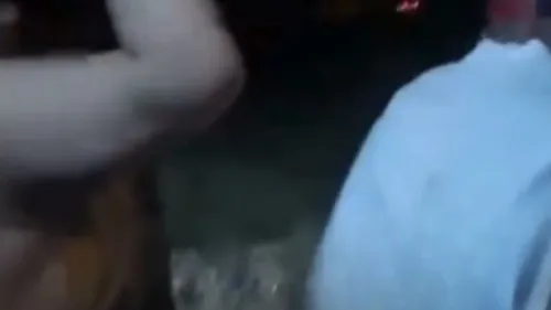 As marcas das agressões aparecem na camiseta branca que ele usava, e em um dos golpes a agressora atinge o rosto da vítima