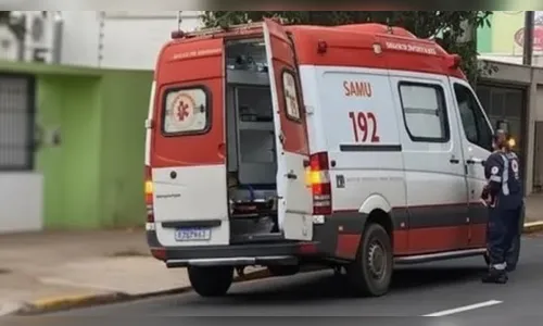 Duas pessoas ficam feridas em colisão entre Uno e moto em Ivaiporã