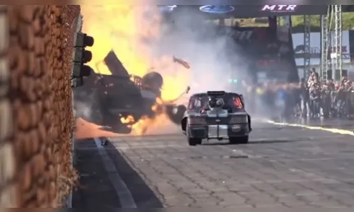 Piloto sobrevive após carro pegar fogo e capotar em prova de arrancada