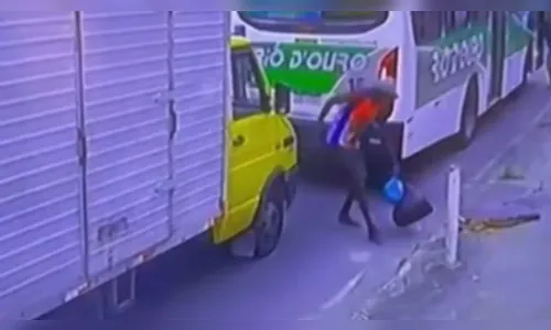 Corpo de recém-nascida é encontrado em saco de lixo e gera revolta