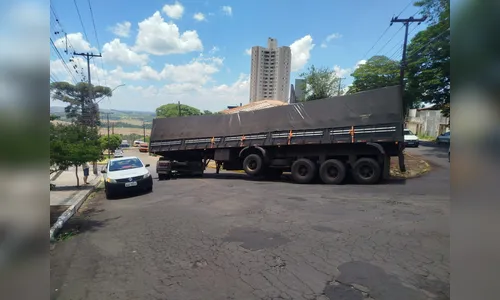 Carreta fica em “L” em local marcado por tragédia em Apucarana há 12 anos