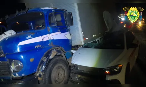 Caminhão para em cima de carro após batida em rodovia de Arapongas