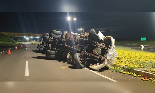 Duas pessoas ficam feridas em acidente com caminhão em Arapongas