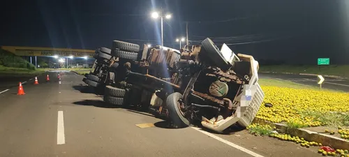 Caminhão tombou e dois ficaram feridos na PR-218