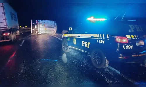 Motorista morre após caminhão tombar na Serra do Cadeado