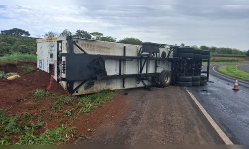 Carreta carregada com frangos tomba na BR-376 entre Cambira e Jandaia