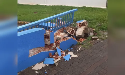 Carro atinge muro da Câmara de Apucarana durante a madrugada