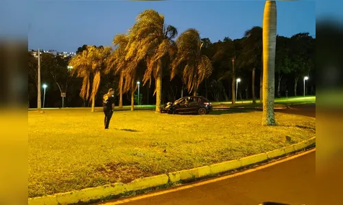 Carro bate em árvore na madrugada e deixa 4 feridos no Parque Jaboti