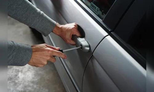 Em 10 minutos: carro é arrombado com extintor no centro de Apucarana